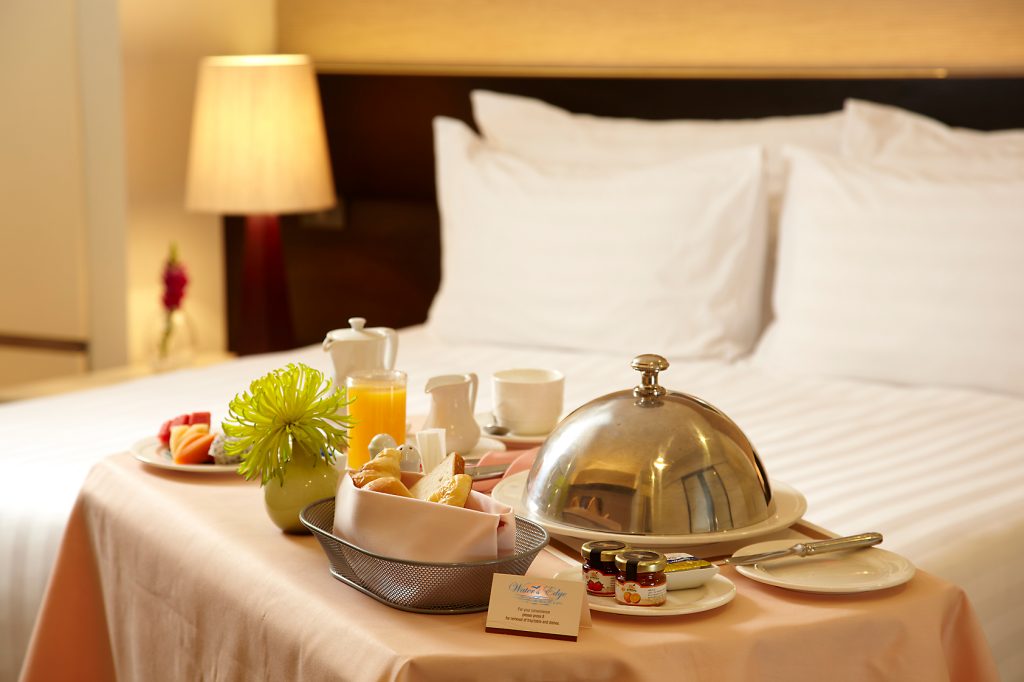 IN-ROOM DINING SERVICE